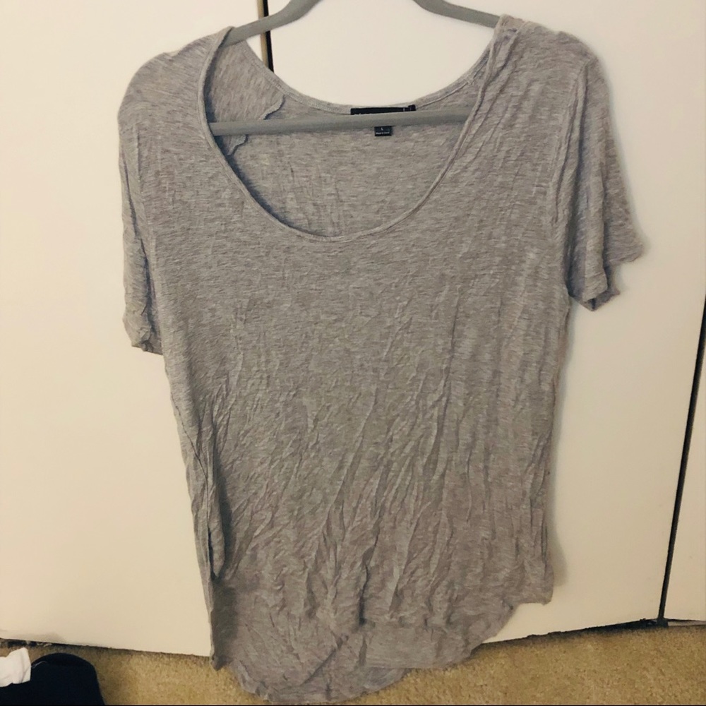 Short sleeve HIGH-LOW shirt.